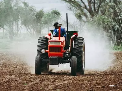 How much does a Mahindra tractor weigh?